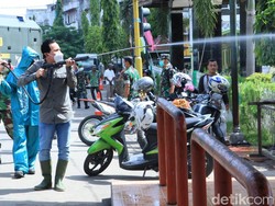 Tangkal Corona, Rumah Ibadah-Halte di Prabumulih Disemprot Disinfektan