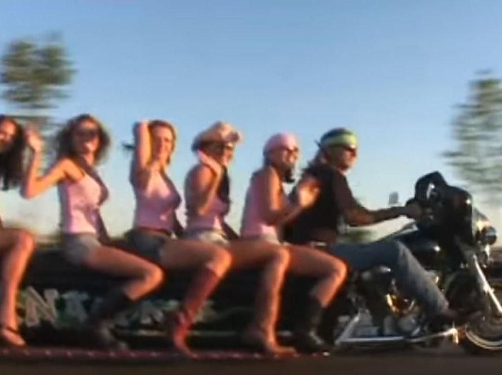 Wujud Harley-Davidson Panjang yang Bisa Tampung 9 Penumpang Wujud Harley-Davidson Panjang yang Bisa Tampung 9 Penumpang