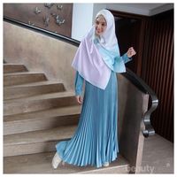 Inspirasi Gaya Hijab Syar'i Yang Anggun Ala Dhini Aminarti Untuk ...