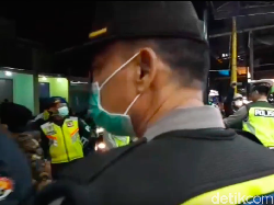 Video Polisi Bubarkan Warga Blitar yang Masih Nongkrong