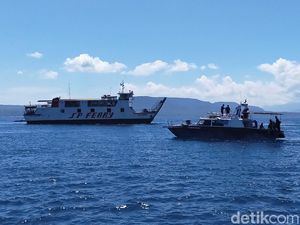 Empat Kapal TNI dan Polri Amankan Selat Bali Saat Nyepi Empat Kapal TNI dan Polri Amankan Selat Bali Saat Nyepi