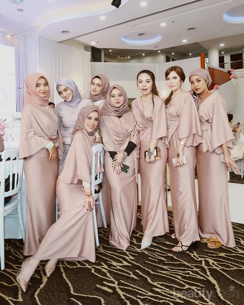 5 Inspirasi Gaun Bridesmaid Warna Nude 