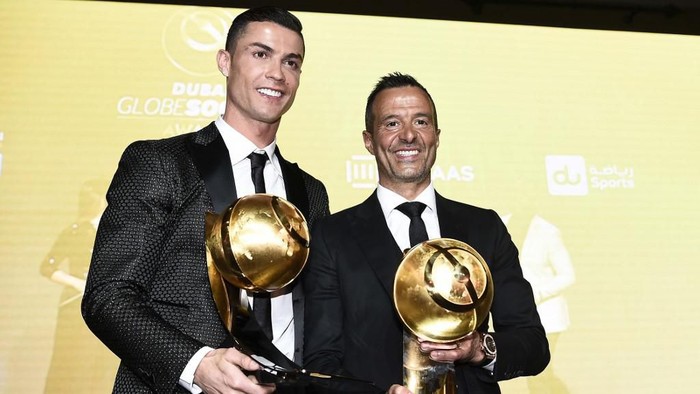 Juventus Portuguese forward Cristiano Ronaldo (L), holding his Best Player of the Year 2018 Award and Portuguese football agent Jorge Mendes, holding his Best Agent of the Year 2018 Award pose during the 10th edition of the Dubai Globe Soccer Awards on January 3, 2019 in Dubai. (Photo by Fabio FERRARI / La Presse / AFP) / Italy OUT - China OUT