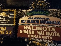 Karangan Bunga Mulai Berdatangan di Rumah Duka Ibunda Jokowi