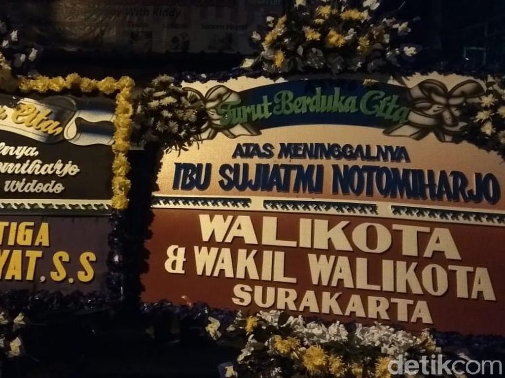 Karangan Bunga Mulai Berdatangan di Rumah Duka Ibunda Jokowi Karangan Bunga Mulai Berdatangan di Rumah Duka Ibunda Jokowi