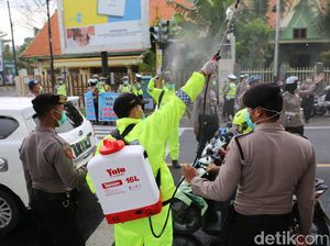 Pengguna Jalan di Jombang Disemprot Disinfektan untuk Cegah Corona