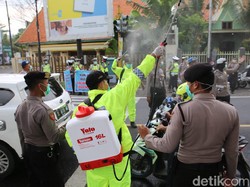 Pengguna Jalan di Jombang Disemprot Disinfektan untuk Cegah Corona