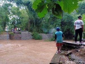 Sebuah Jembatan di Ponorogo Putus Terbawa Derasnya Arus Sungai