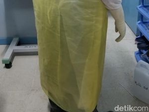 Miris! Petugas Medis di Bukittinggi Gunakan Plastik Sampah Sebagai APD