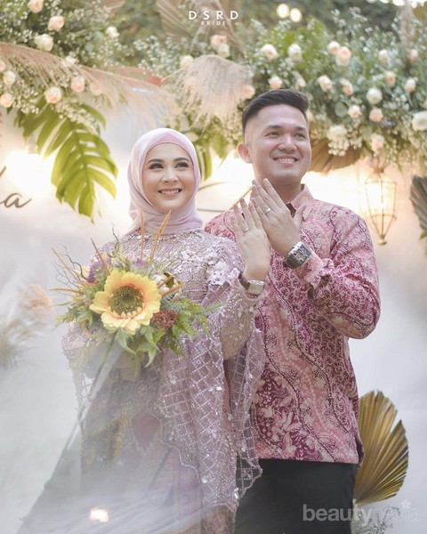 5 Inspirasi Baju Kebaya Modern Untuk Tunangan Yang Banyak Dipakai Influencer