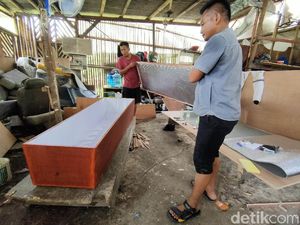 Melihat Pembuatan Peti Jenazah Khusus Korban COVID-19