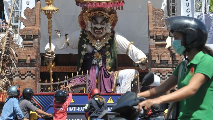 SUASANA NYEPI DI BALI Hari Raya Nyepi 2020 jatuh pada hari ini, umat Hindu menggelar perenungan melalui penyepian. Begini sepinya Bali saat warganya menjalani catur brata atau penyepian.