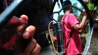 Cegah Corona, Warga Banjaran Pucung Depok Semprot Disinfektan