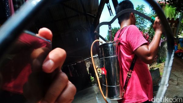 Cegah Corona, Warga Banjaran Pucung Depok Semprot Disinfektan