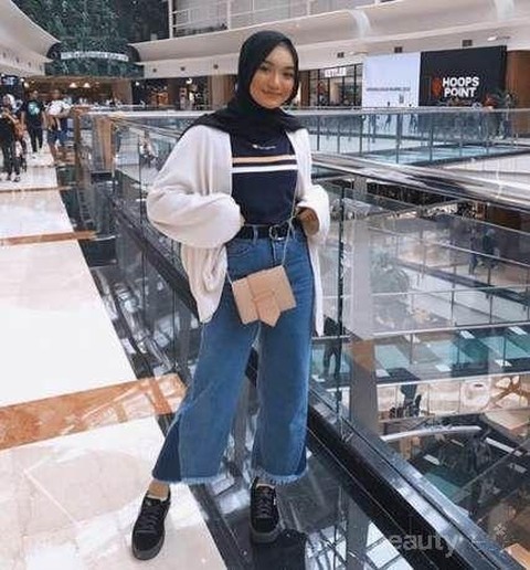 5 Inspirasi OOTD Hijab Simple dengan Gaya Street Style untuk Hijabers