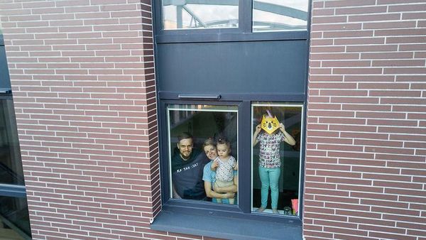 Potret Aneka Gaya Diam di Rumah Demi Cegah Corona