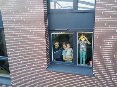 Potret Aneka Gaya Diam di Rumah Demi Cegah Corona