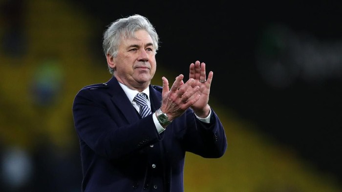 WATFORD, ENGLAND - FEBRUARY 01: Carlo Ancelotti manager of Everton applauds after the Premier League match between Watford FC and Everton FC at Vicarage Road on February 01, 2020 in Watford, United Kingdom. (Photo by Catherine Ivill/Getty Images)