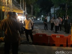 Gang Rumah Duka Ibunda Jokowi Ditutup dan Dijaga Ketat Aparat
