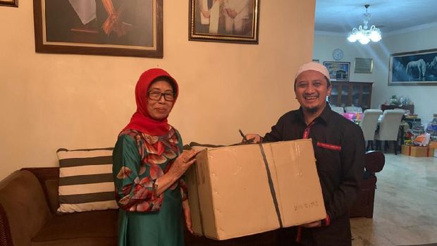 Yusuf Mansur dan Ibunda Jokowi