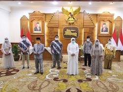 Khofifah Apresiasi Pengantin yang Tunda Resepsi Karena Corona