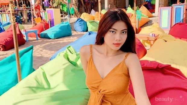 5 Aksi Kocak Beauty Influencer Hanum Mega Lpsync Lagu Saat Tutorial Makeup