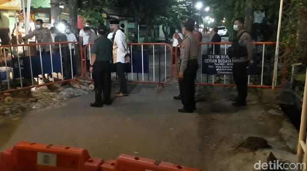 Aparat Kepolisian Mulai Berjaga di Rumah Duka Ibunda Jokowi