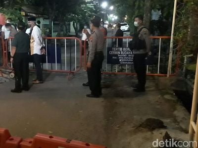 Aparat Kepolisian Mulai Berjaga di Rumah Duka Ibunda Jokowi