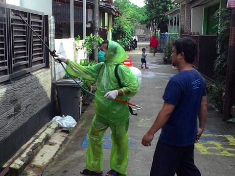Penyemprotan disinfektan di rumah warga