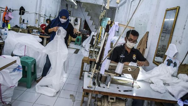 Melihat Pembuatan APD Tenaga Medis di Jaktim