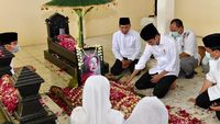Suasana Haru di Pusara Terakhir Ibunda Jokowi