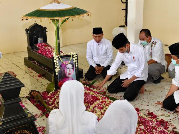 Suasana Haru di Pusara Terakhir Ibunda Jokowi