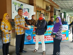 Salut! Komunitas Penjahit Sumbang 300 Masker untuk RSUD Ciamis