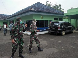 TNI-Polri Semprot Disinfektan di Terminal-Pasar Rangkasbitung