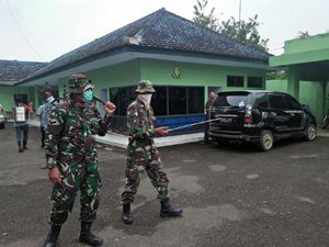 TNI-Polri Semprot Disinfektan di Terminal-Pasar Rangkasbitung TNI-Polri Semprot Disinfektan di Terminal-Pasar Rangkasbitung