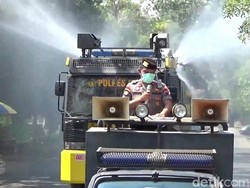 Jalur Pantura di Pati Disemprot Disinfektan Pakai Water Cannon