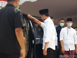 Usai Makamkan Ibunda, Jokowi Langsung Meninggalkan Pemakaman Mundu
