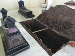 Jenazah Ibunda Jokowi Dimakamkan di Samping Suaminya