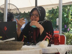 Hindari Kontak Fisik Cegah Corona, Risma Rapat dengan Teleconference