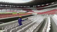 Seluruh bangku di SUGBK disemprot disinfektan.