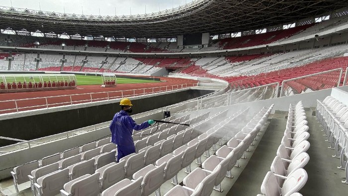 Petugas menyemprotkan cairan disinfektan di Kompleks Stadion Utama Gelora Bung Karno (SUGBK), Senayan, Jakarta, Kamis (26/3/2020).Penyemprotan disinfektan tersebut untuk mencegah penyebaran virus corona (COVID-19) di area tersebut. ANTARA FOTO/Puspa Perwitasari/ama.