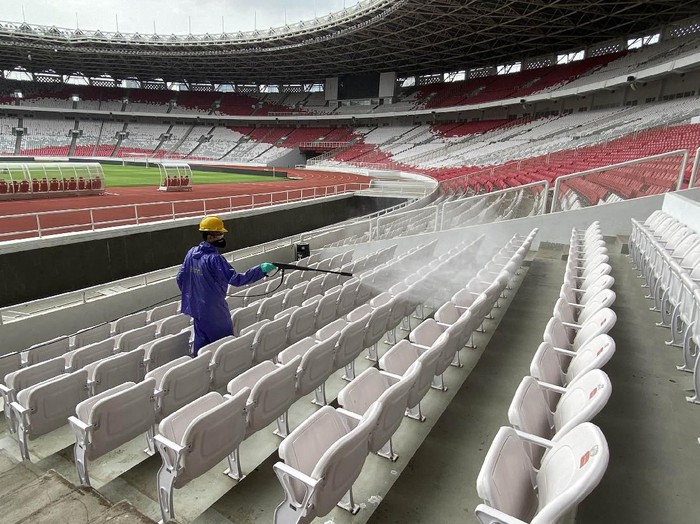 Petugas menyemprotkan cairan disinfektan di Kompleks Stadion Utama Gelora Bung Karno (SUGBK), Senayan, Jakarta, Kamis (26/3/2020).Penyemprotan disinfektan tersebut untuk mencegah penyebaran virus corona (COVID-19) di area tersebut. ANTARA FOTO/Puspa Perwitasari/ama.