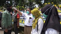 Pelayat Ibunda Jokowi Dicek Suhu Tubuh