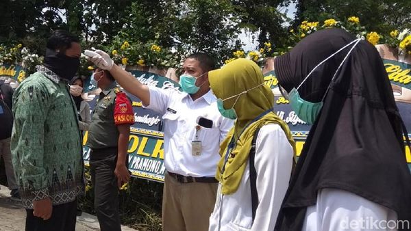 Pelayat Ibunda Jokowi Dicek Suhu Tubuh