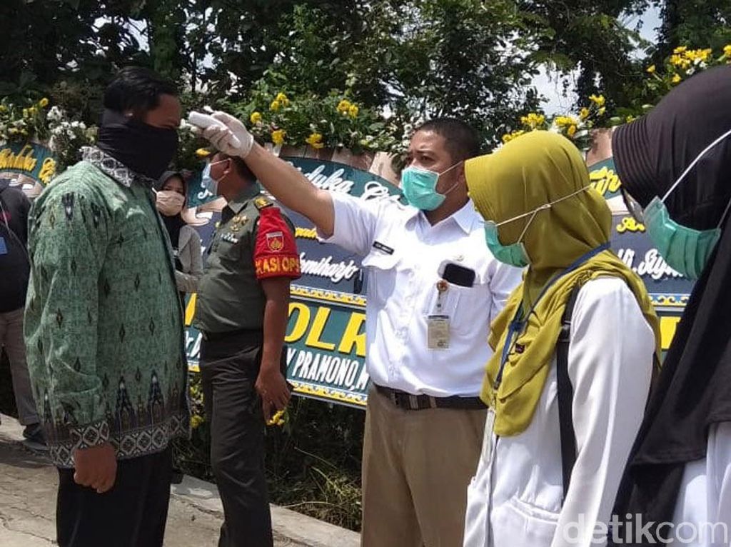 Pelayat Ibunda Jokowi Dicek Suhu Tubuh Pelayat Ibunda Jokowi Dicek Suhu Tubuh