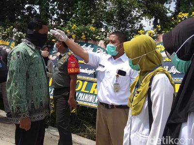 Pelayat Ibunda Jokowi Dicek Suhu Tubuh