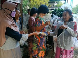 Salut, Emak-emak Ini Bagikan Gratis Masker Kain Perca Bikinan Sendiri