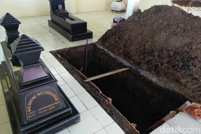 Pusara Terakhir Ibunda Jokowi di Sisi Makam Sang Suami Pusara Terakhir Ibunda Jokowi di Sisi Makam Sang Suami