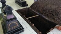 Pusara Terakhir Ibunda Jokowi di Sisi Makam Sang Suami