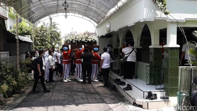 Momen Jenazah Ibunda Jokowi Disalatkan di Masjid Baiturrahman Solo Momen Jenazah Ibunda Jokowi Disalatkan di Masjid Baiturrahman Solo